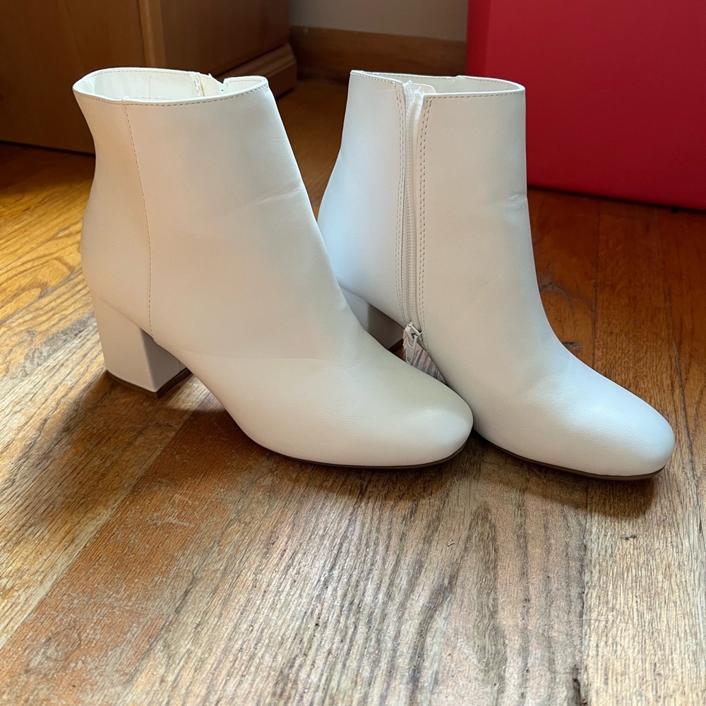 Adorable white boots!